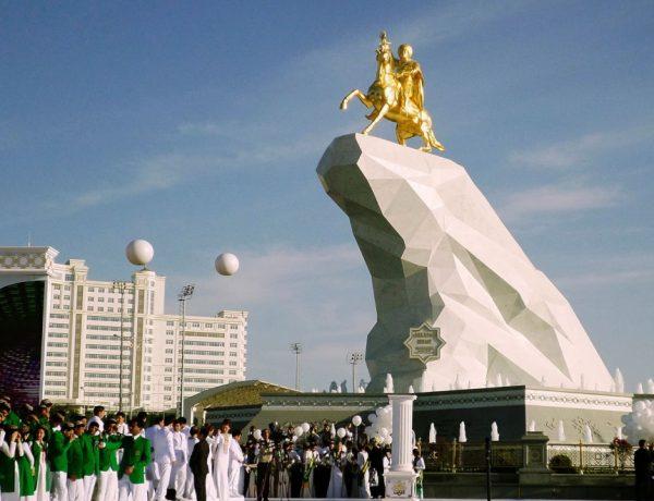 Μόνο ο… Βουκεφάλας λείπει από το σημερινό Τουρκμενιστάν