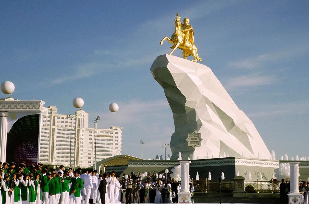 Μόνο ο… Βουκεφάλας λείπει από το σημερινό Τουρκμενιστάν