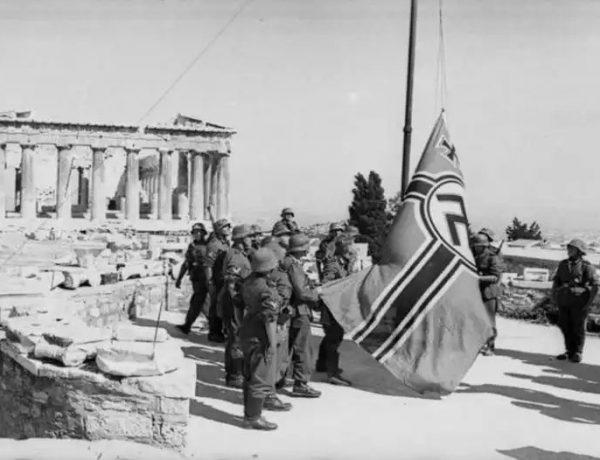 Όταν Γλέζος και Σάντας ύψωσαν την ελληνική σημαία