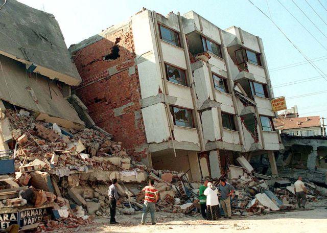 «Εσύ Χριστό κι εγώ Αλλάχ» | Πώς ο σεισμός του ’99 έφερε κοντά Ελλάδα και Τουρκία…